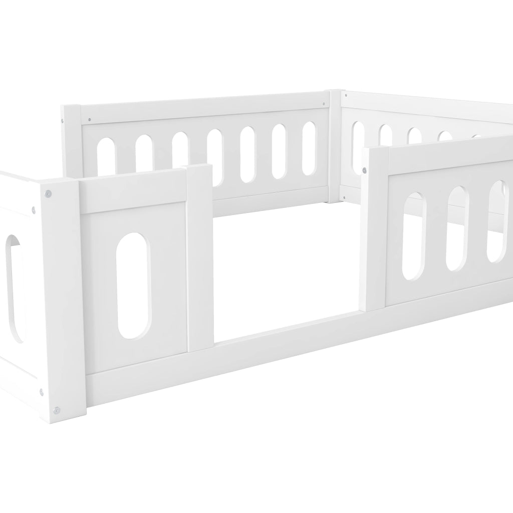 Letto a piattaforma 140 × 200 cm con recinto semichiuso in legno e MDF bianco; altezza 40 cm