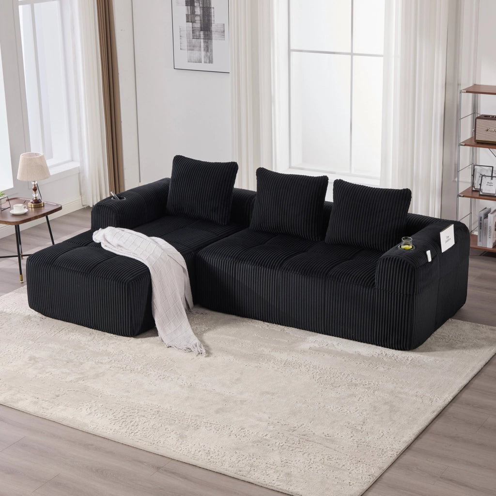 Divano compatto in velluto a coste nero con modulo personalizzabile, portabicchieri e tasche laterali, con 3 cuscini inclusi