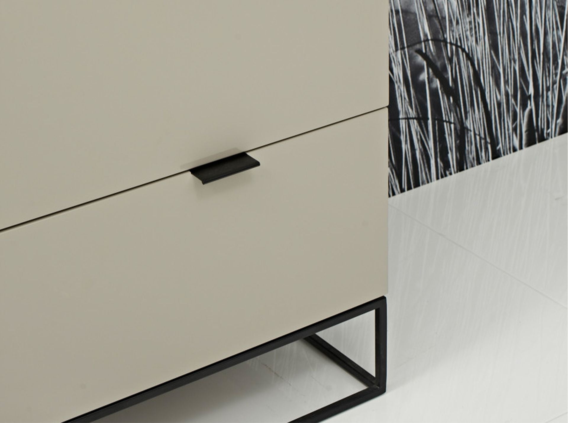 Cassettiera legno grigio e acciaio nero