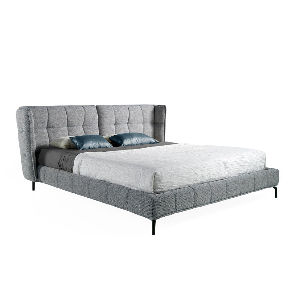 Letto matrimoniale rivestito in tessuto