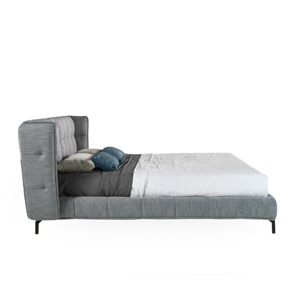 Letto matrimoniale rivestito in tessuto