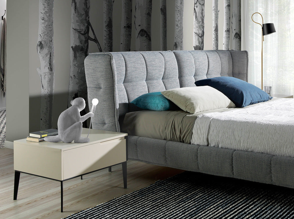 Letto matrimoniale rivestito in tessuto