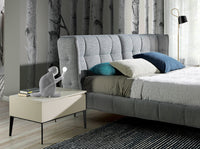 Letto matrimoniale rivestito in tessuto