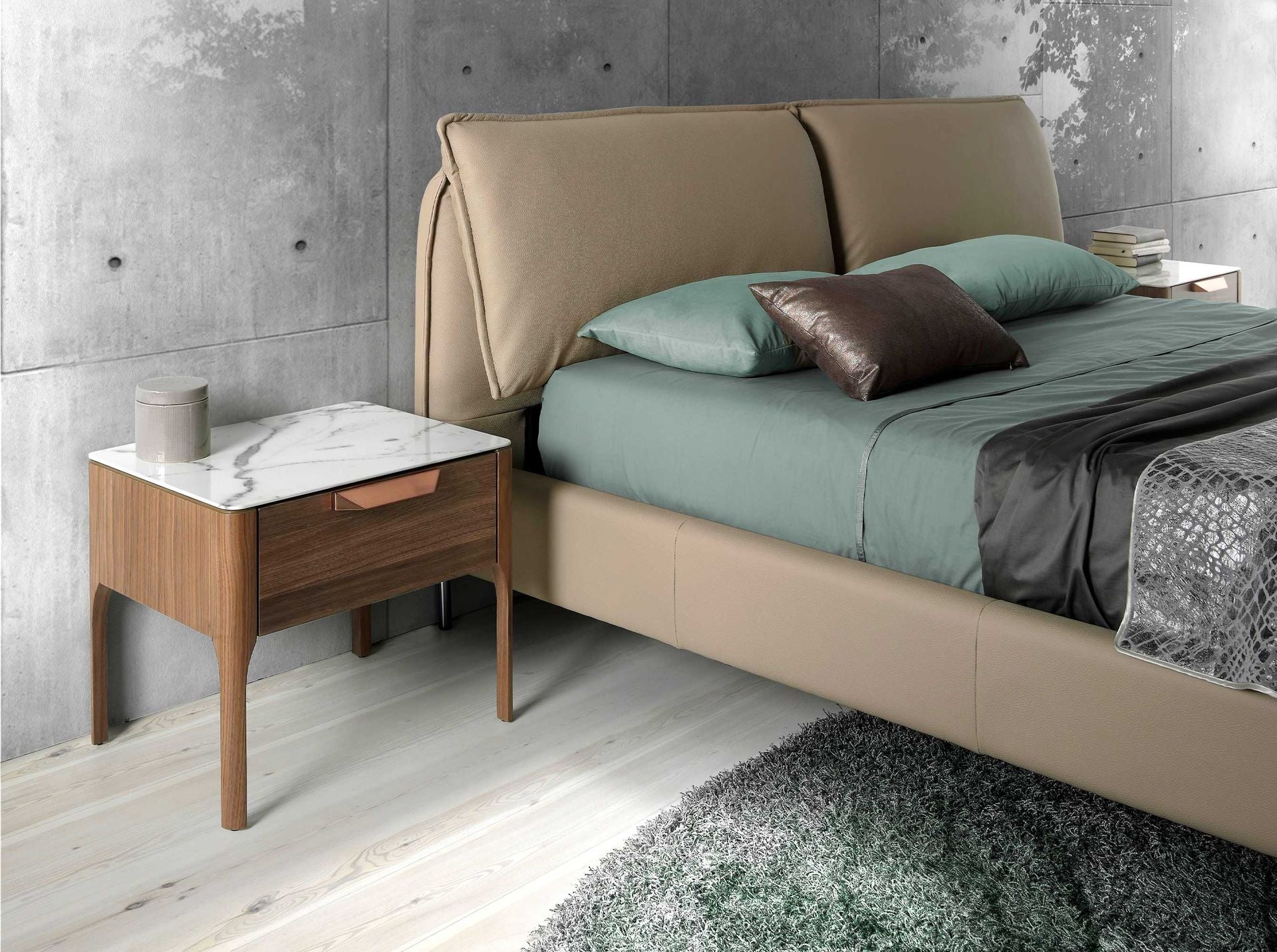 Comodino in noce con piano in vetro finto marmo e illuminazione interna