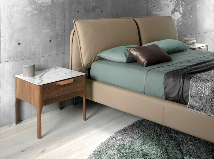 Comodino in noce con piano in vetro finto marmo e illuminazione interna