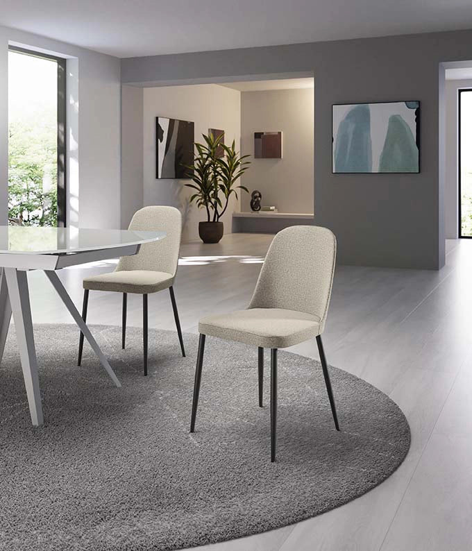 Sedia da pranzo Tamara con struttura in polipropilene e rivestimento in tessuto beige, gambe in metallo nero - Design contemporaneo