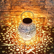 Lanterna solare in metallo per esterno con luce calda bianca - IP65 impermeabile all'acqua - Decorazione da appendere per esterni per Natale e Halloween - Adatto per veranda, cortile interno e ingresso