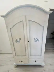 Armadio in legno cipolla bianco anticato decorazione filo azzurro con pavone