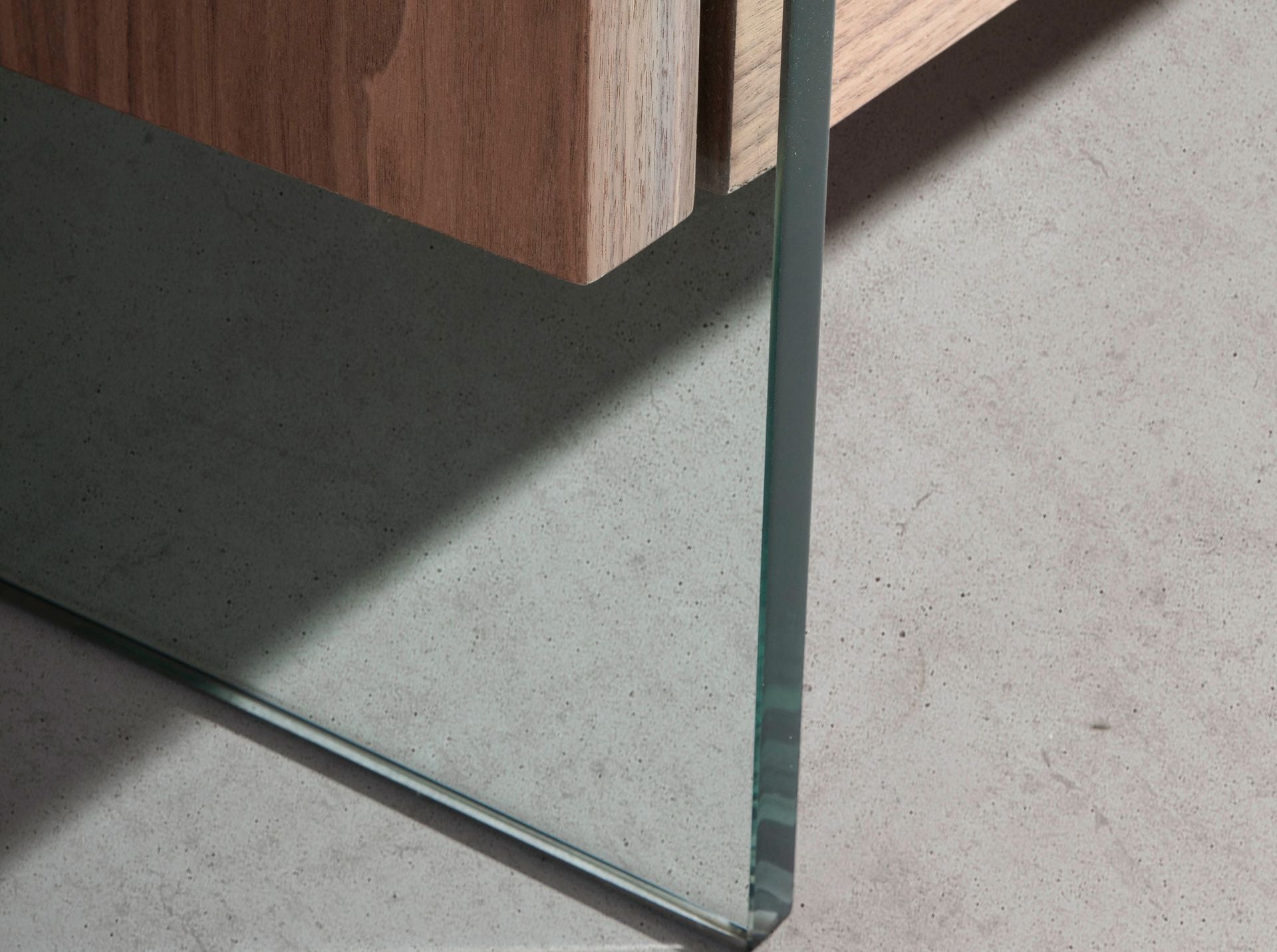 Chiffoniera in noce e vetro temperato