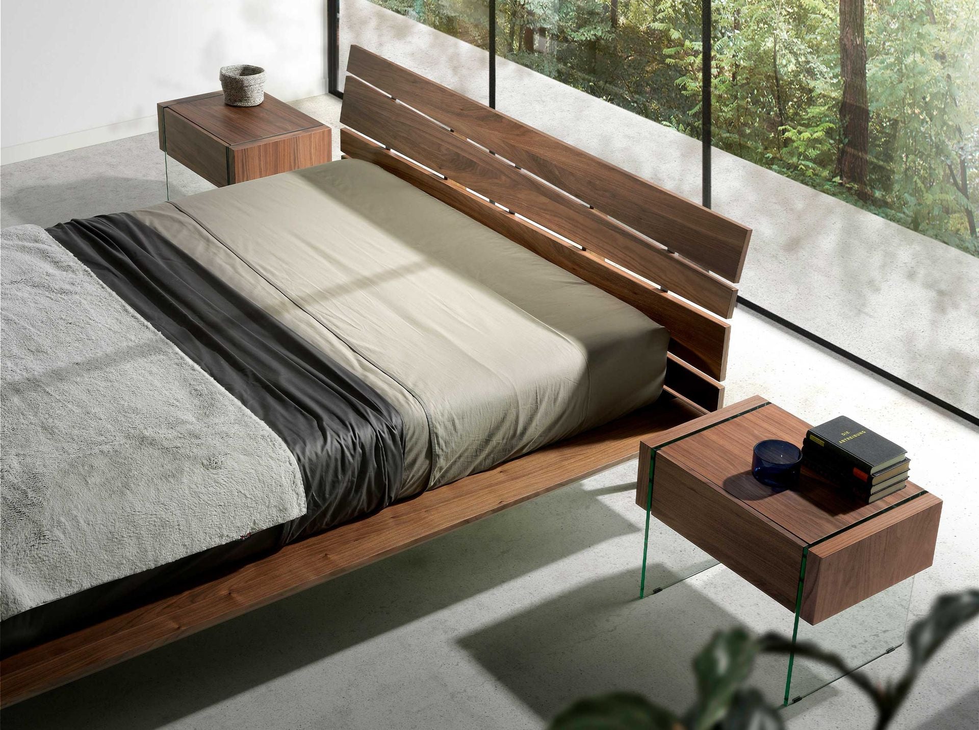 Comodino in noce e vetro temperato