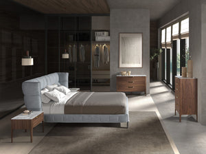 Cassettiera in noce con piano in vetro effetto marmo