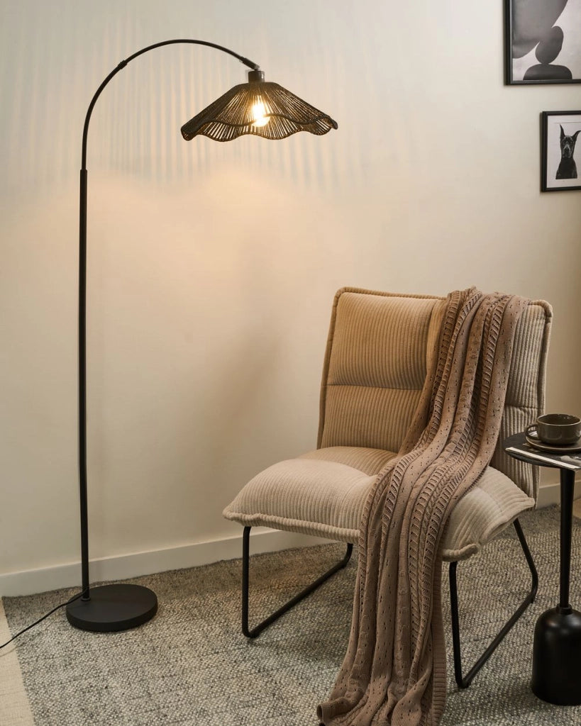 Lampada da terra con paralume in carta nera fatto a mano e base in metallo stile rustico boho