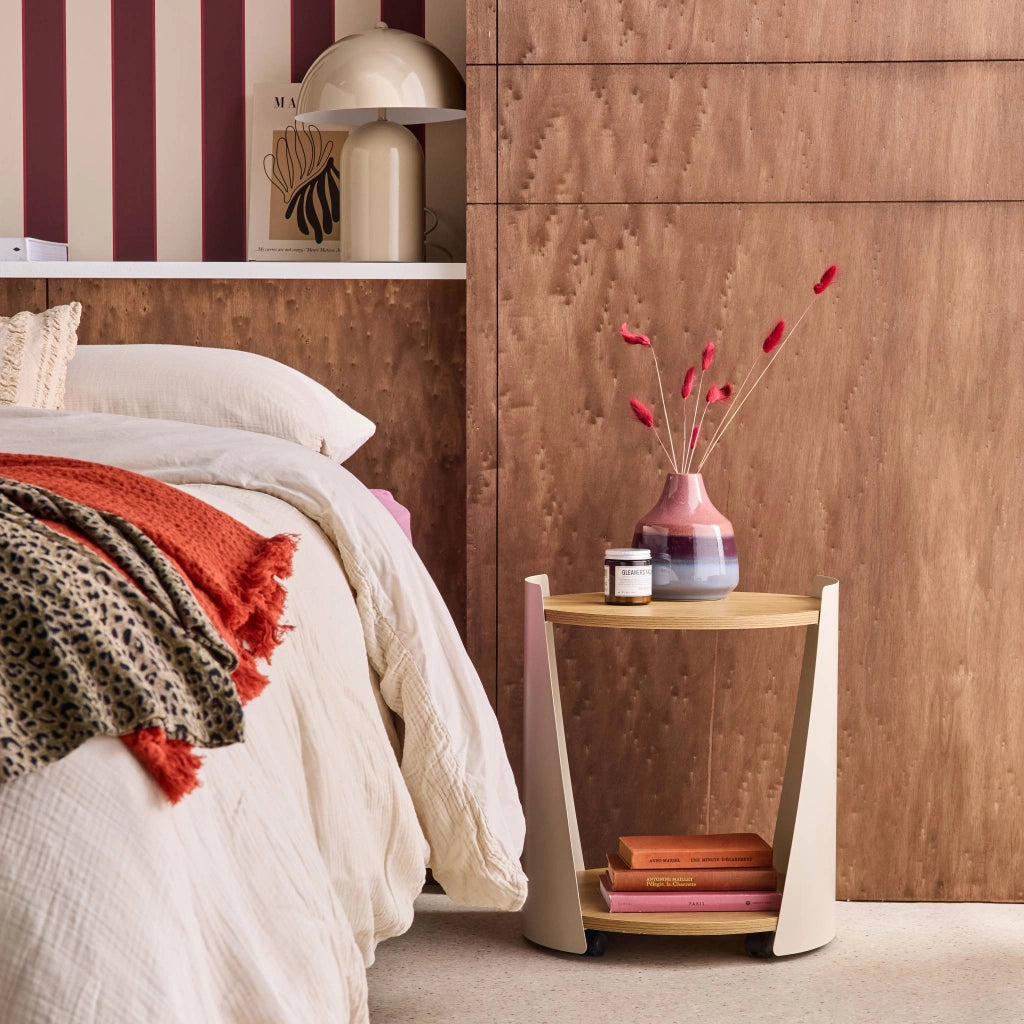 Tavolino in metallo curvato e legno con ruote, beige