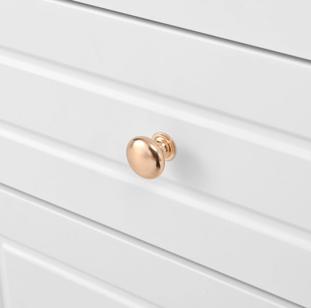 Credenza bianca effetto legno con ante e cassetti 135,5 cm