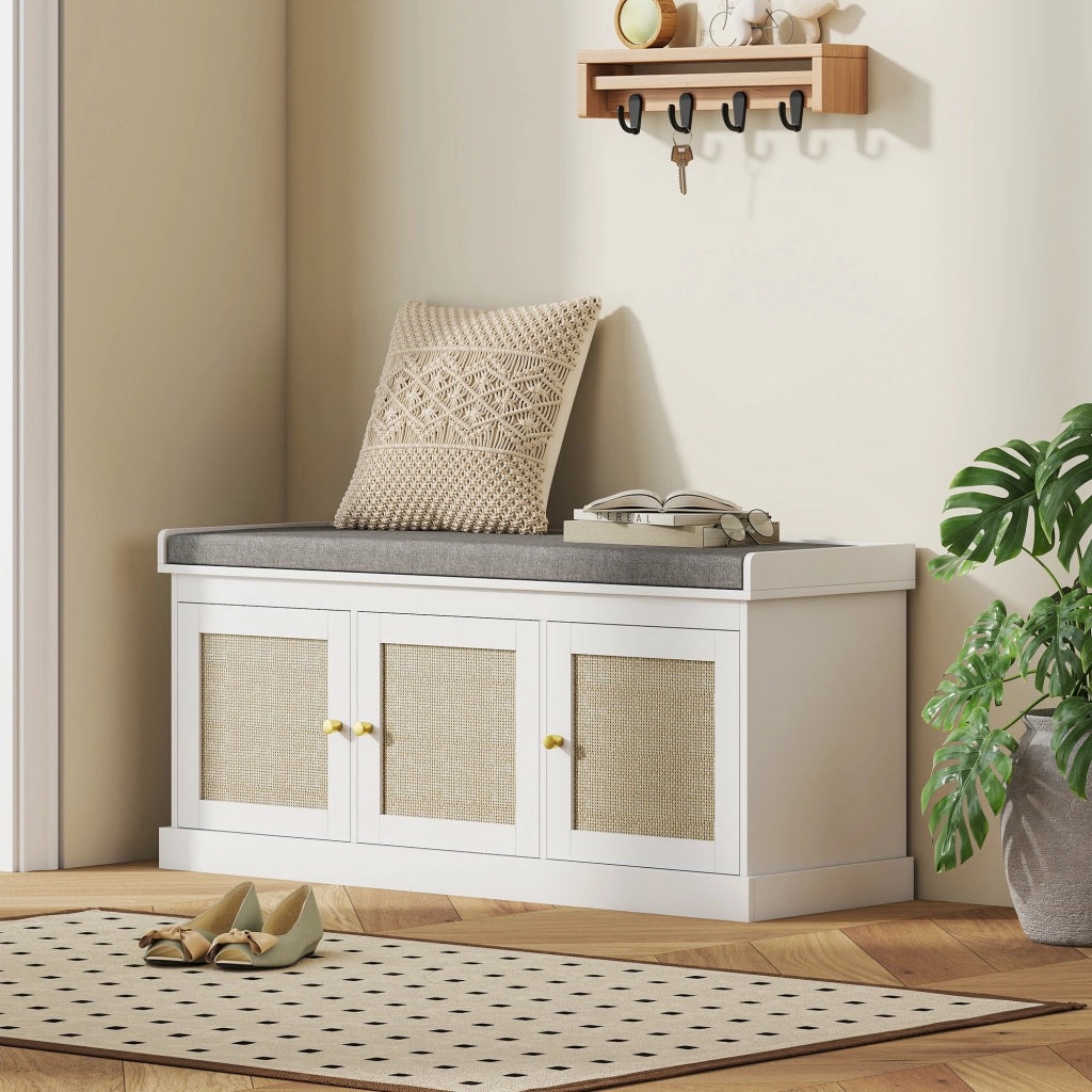 Panca portascarpe con 3 ante in rotin, 9 paia, ripiani regolabili e cuscino ¨C Xylo ¨C Bianco 105x35x47cm
