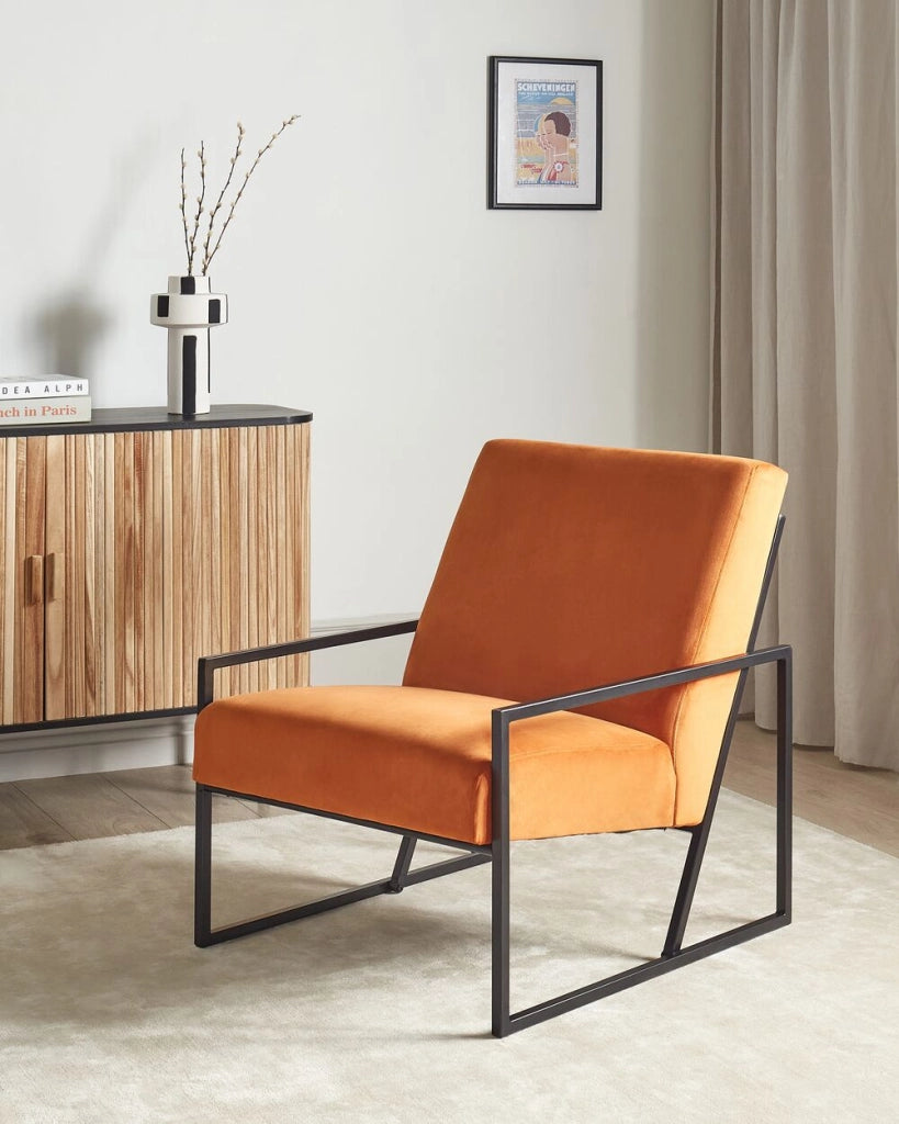 Poltrona in velluto arancione 83L x 69L x 83H Schienale Bracciolo Struttura in metallo nero Soggiorno moderno glam