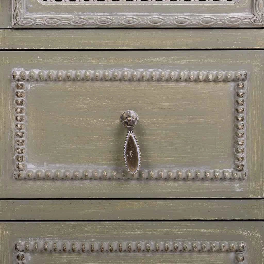 Comodino in legno con 3 cassetti, dimensioni 65x36x70 cm.