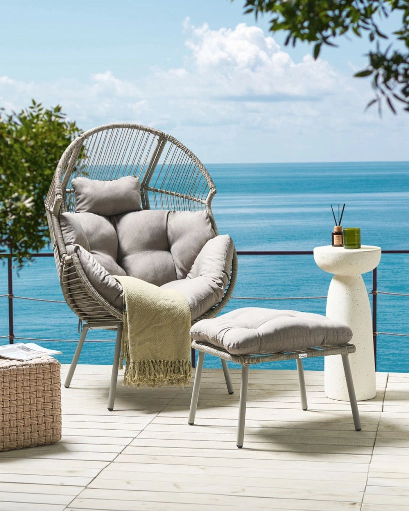 Poltrona da giardino in rattan naturale con poggiapiedi in cotone cuscini per lo schienale del sedile bianco sporco per interni ed esterni