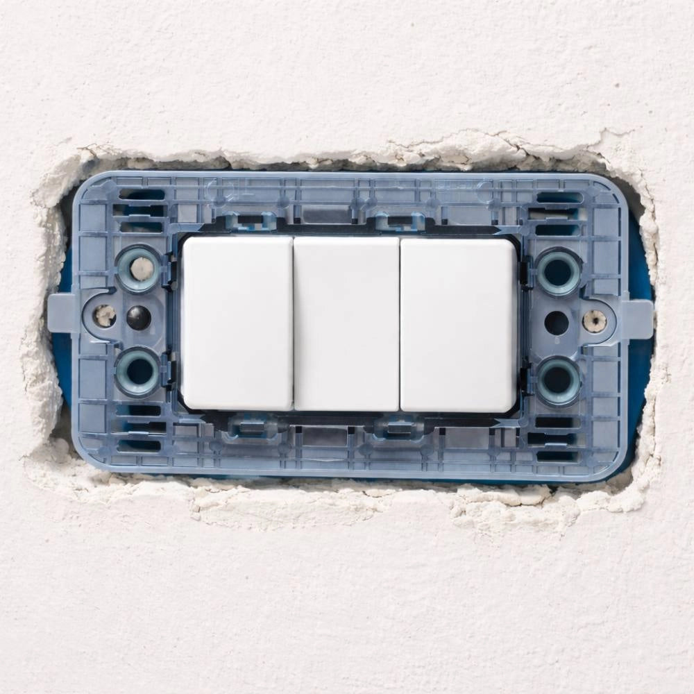 Biesse supporto per placche compatibili con bticino matix diverse modulazioni *** numero posti 3 posti, confezione 1