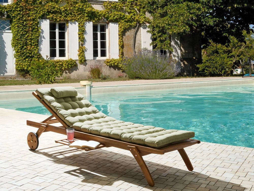 Lettino da giardino in legno chiaro di acacia con cuscino verde chiaro reclinabile su ruote con tavolino