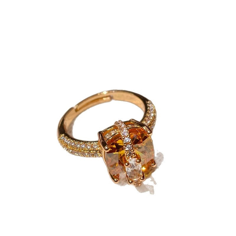 Un anello con diamante arancione lussuoso e sofisticato che si abbina a tutto