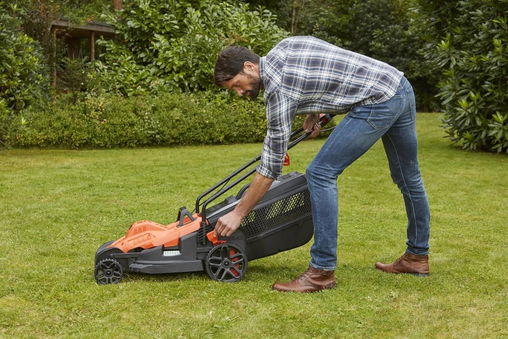 Black+decker bemw461es-qs rasaerba 1400 w, larghezza taglio 34 cm, 6 alt. taglio 20-70 mm, e-drive, capacita' cesto 40 l, innovativa impugnatura easy steer per la massima manovrabilita'