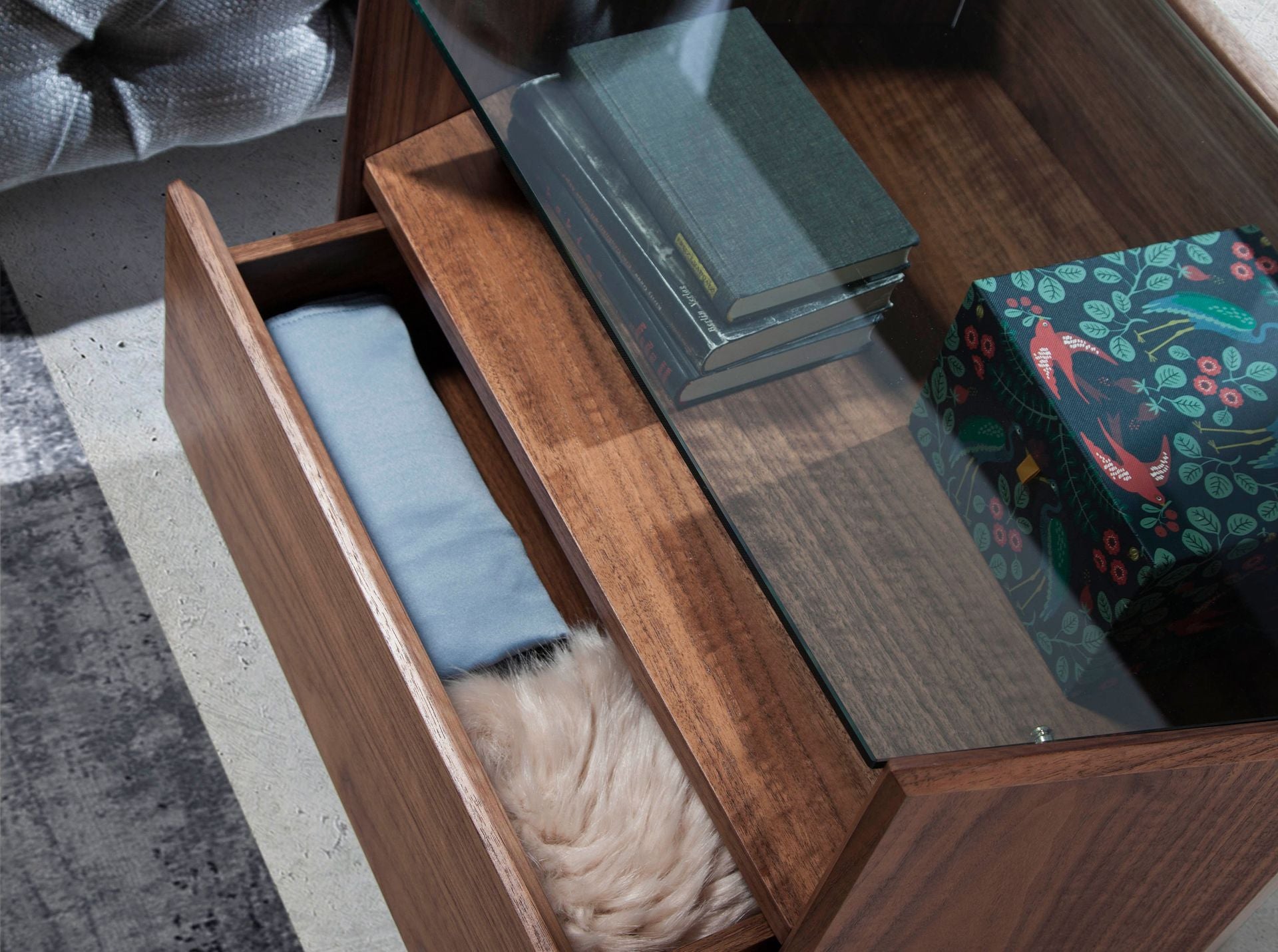 Comodino in noce con piano in vetro temperato