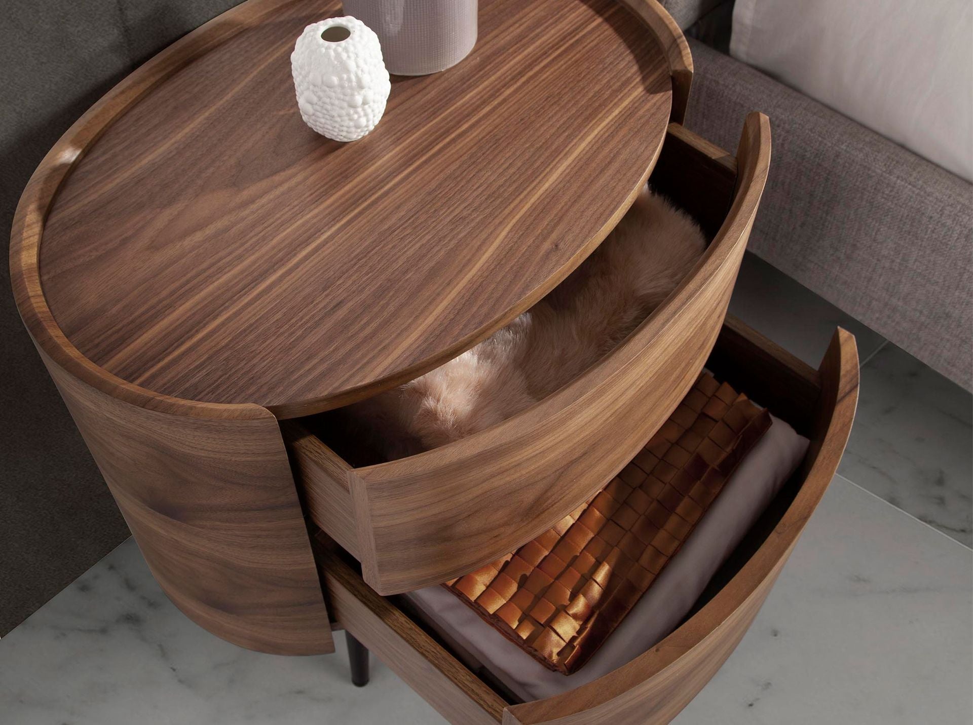 Comodino in noce e acciaio nero