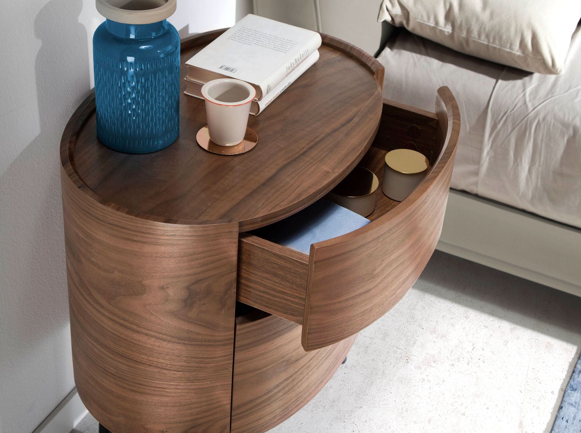 Comodino in noce e acciaio nero