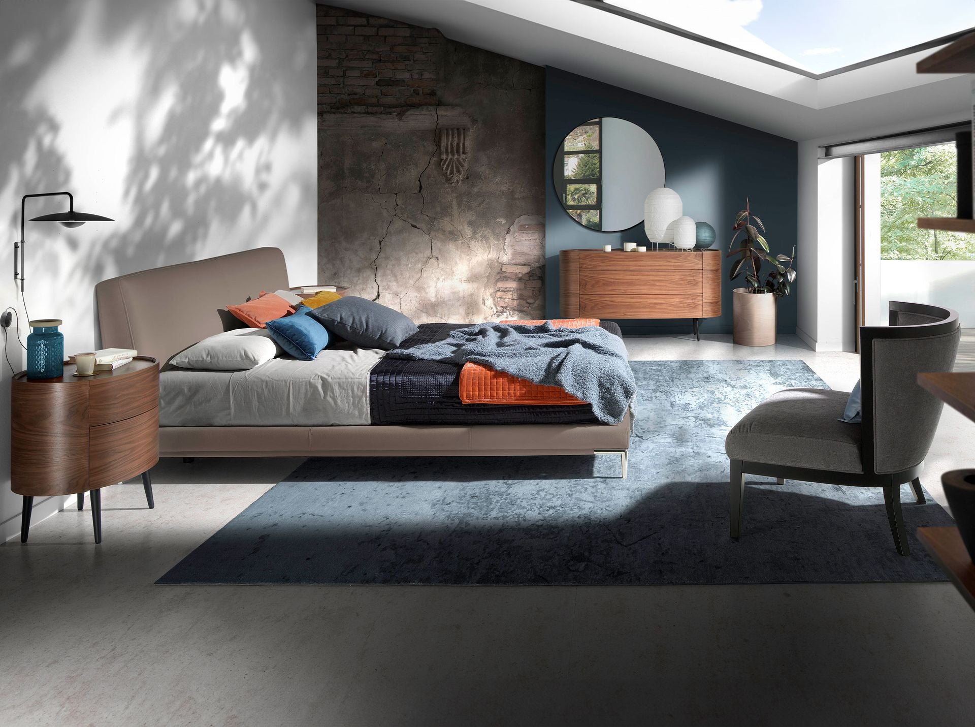 Comodino in noce e acciaio nero