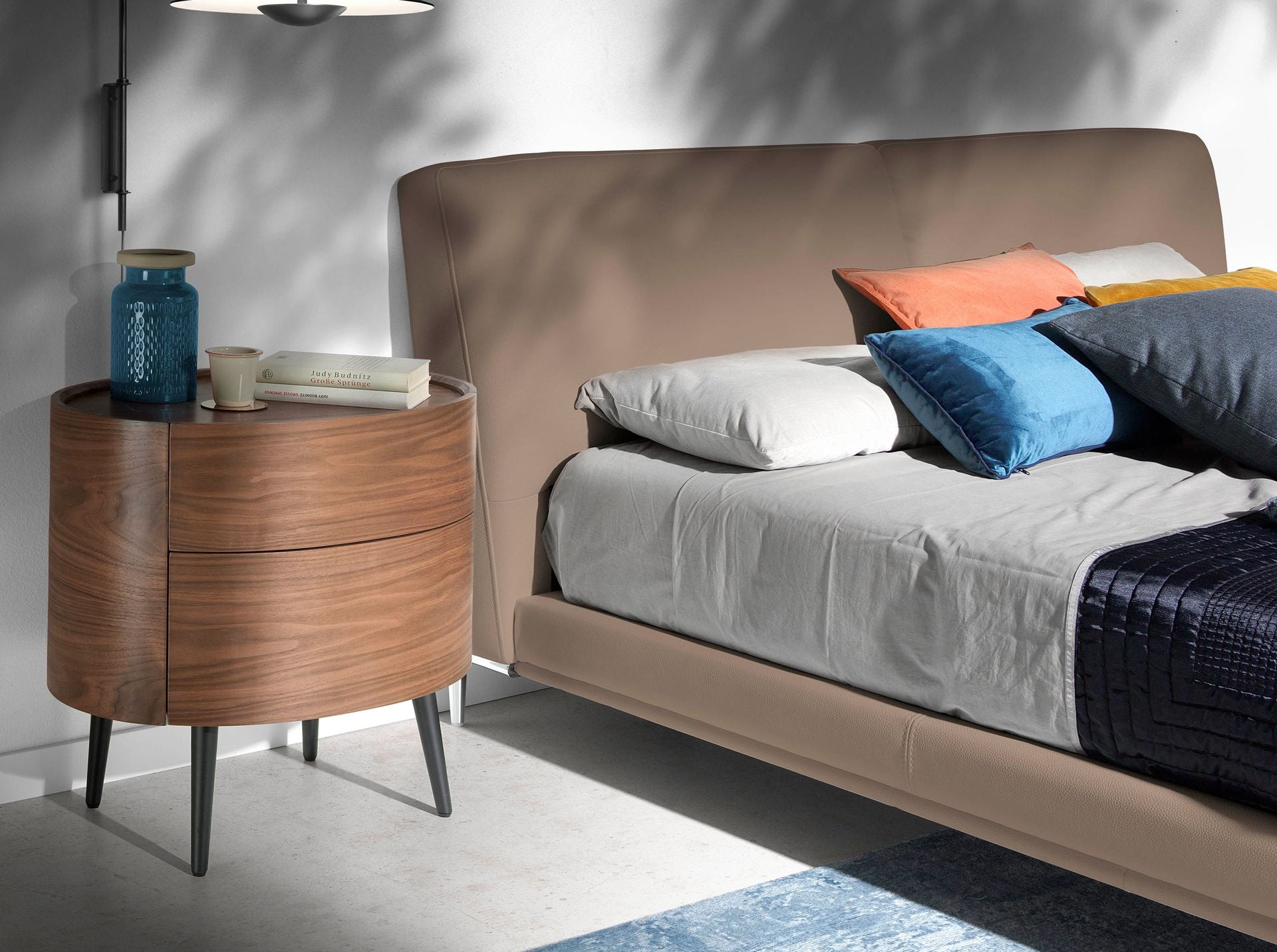 Comodino in noce e acciaio nero