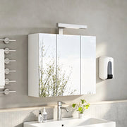Mobiletto da bagno a parete bianco da 60 cm con specchio, 3 ante, illuminazione a LED e presa Schuko, ripiani in vetro regolabili in altezza,