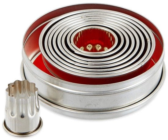 Set di stampi a forma di biscotto in acciaio inossidabile, rotondi e ondulati, 9 pezzi, diametro 5,0-14,1 cm, confezionati in una scatola di metallo.