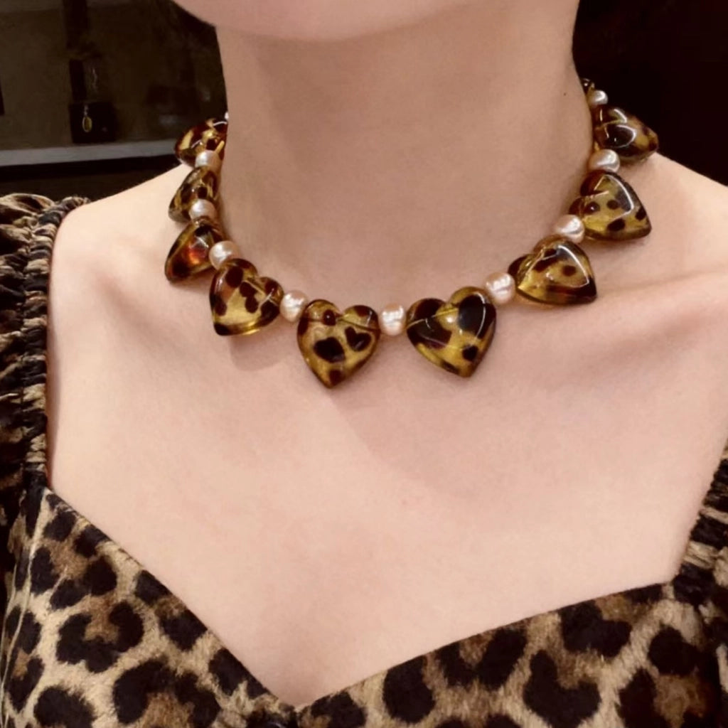Collana con perle a forma di cuore grande e stampa leopardata, una lussuosa collana a forma di cuore