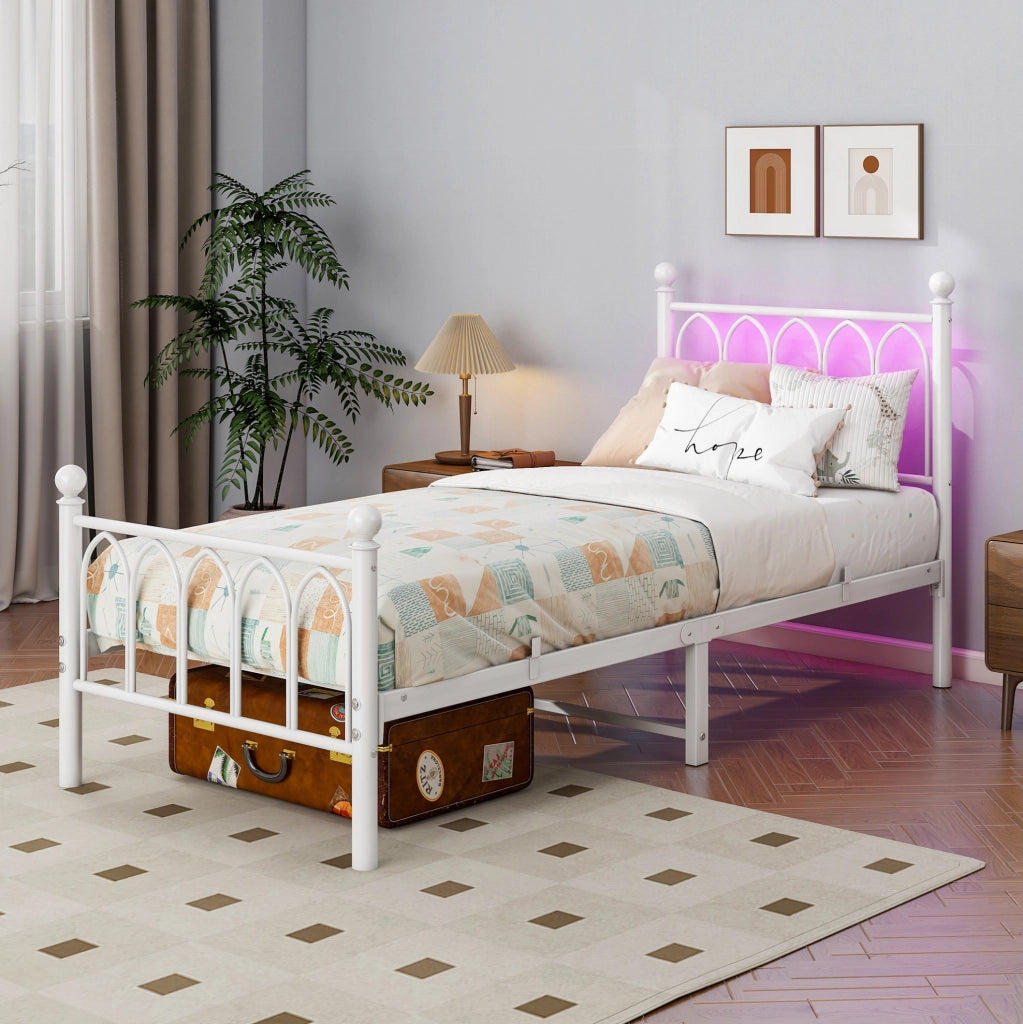 Letto in metallo 90x200 cm con LED; USB e presa; ferro bianco