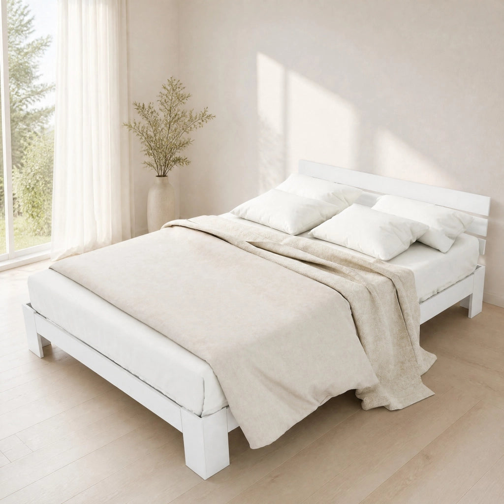 Letto matrimoniale 140x200 cm in legno massiccio bianco con rete a doghe, design rustico e salvaspazio