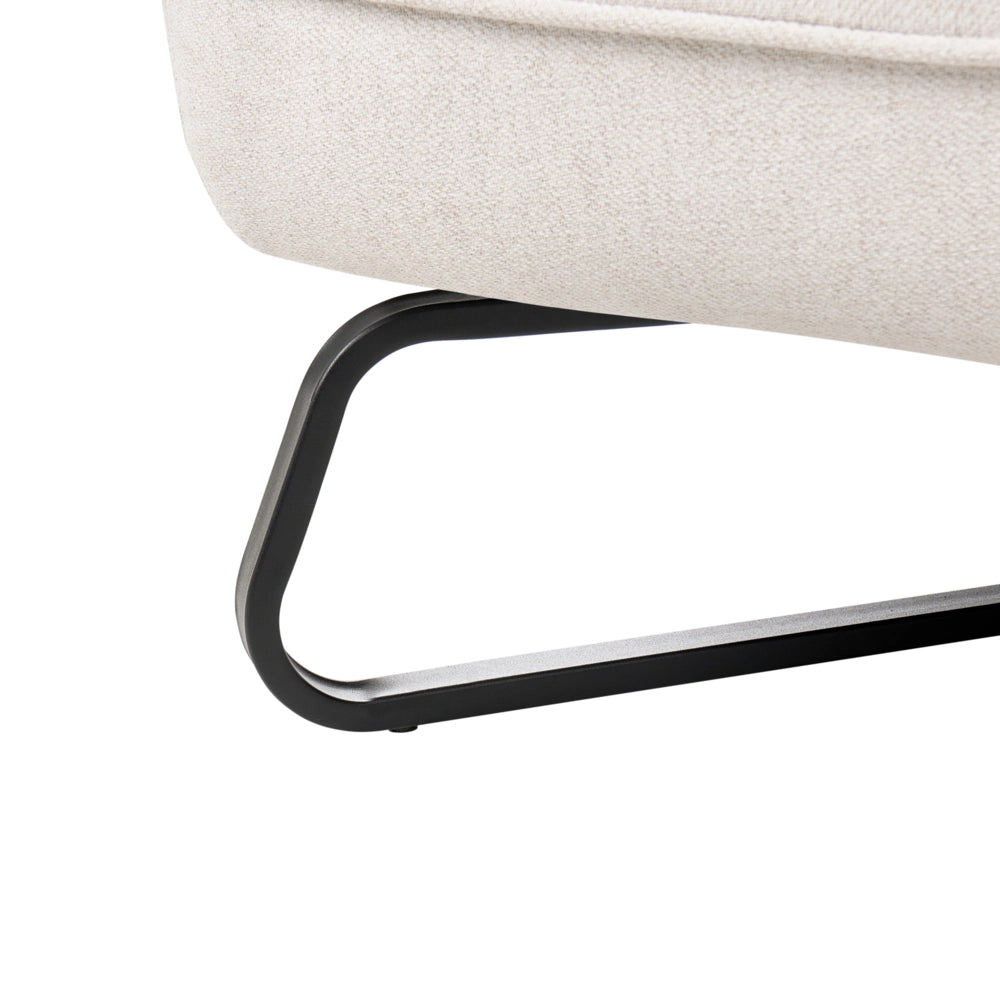 Poltrona in tessuto bianco sporco seduta ampia senza braccioli struttura in metallo nero complemento d'arredo moderno per il soggiorno