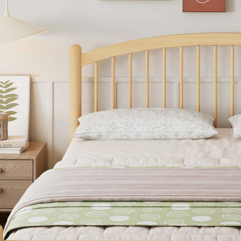 Letto in legno massello 140x200 cm dal design minimal con rete a doghe