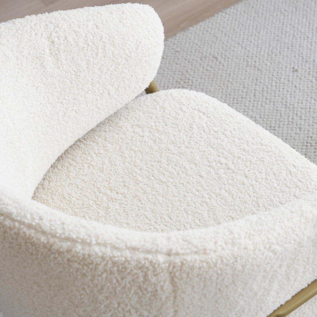 Sedia da pranzo bianca in morbido tessuto effetto peluche con gambe dorate