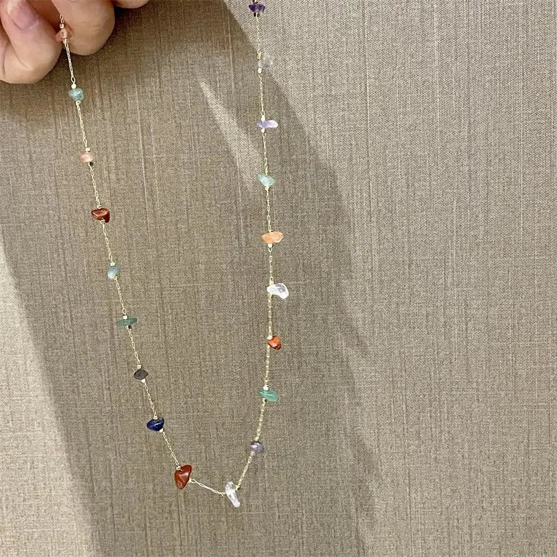 Collana fatta a mano con pietre naturali colorate e cristalli