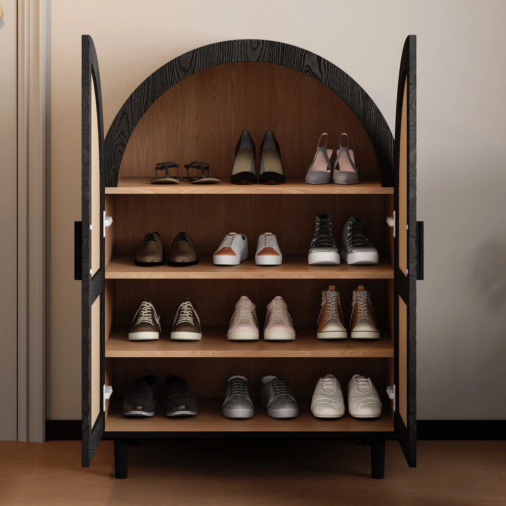 Elegante credenza/scarpiera con esterni arrotondati, ante in rattan traforato e tre ripiani.