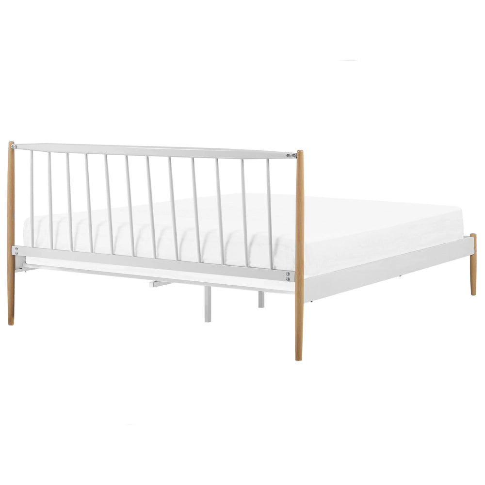 Letto super king size bianco con gambe in legno chiaro 180 cm con struttura in metallo bianco a doghe retrò scandinavo