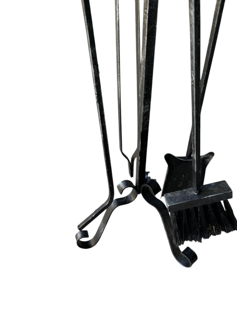 Attrezzo per Camino in Ferro con Accessori,Trespolo con Pomelli in Ottone, Pinza, Uncino, Scopetta e Paletta 82cm h