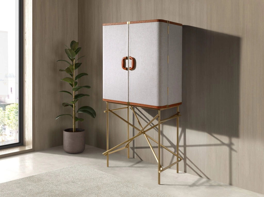 Credenza alta, tessuto, noce e acciaio lucido dorato
