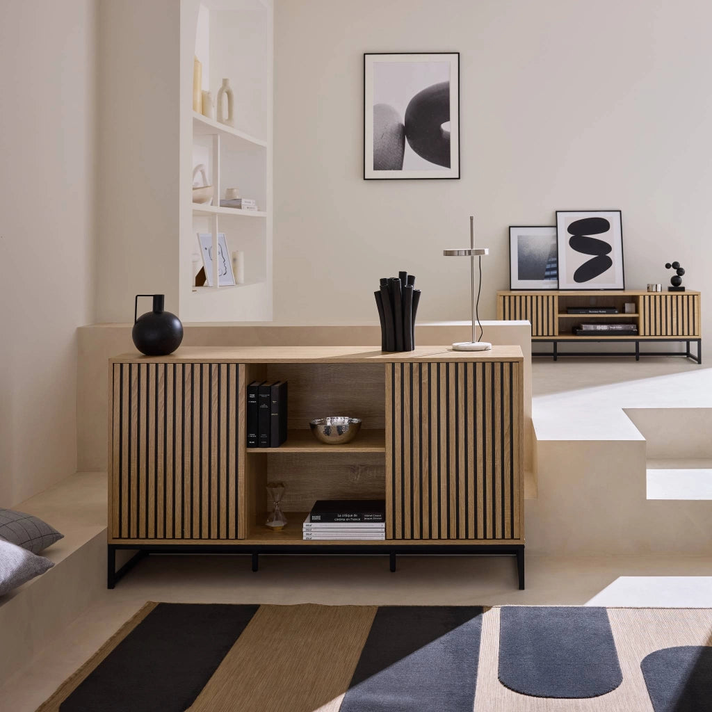 Credenza contemporanea a 2 ante scanalate effetto legno, 140cm,
