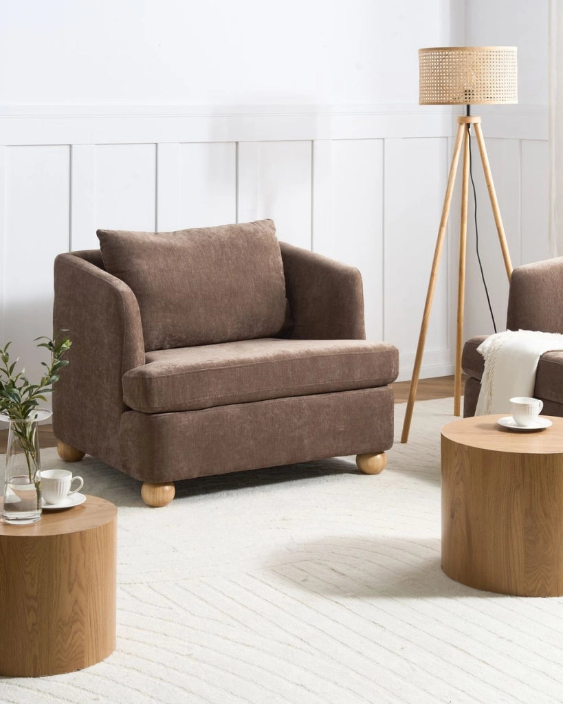 Poltrona marrone rivestita in ciniglia con gambe rotonde in legno e braccioli per soggiorno, angolo lettura, stile moderno minimalista