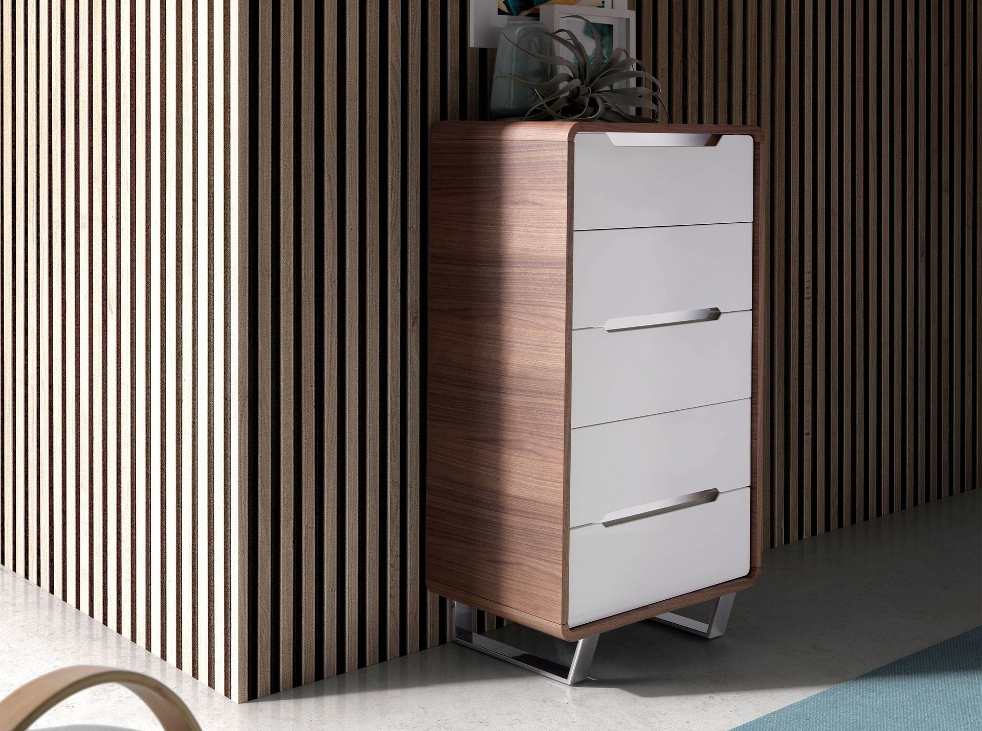 Chiffoniera in legno bianco, noce e acciaio cromato