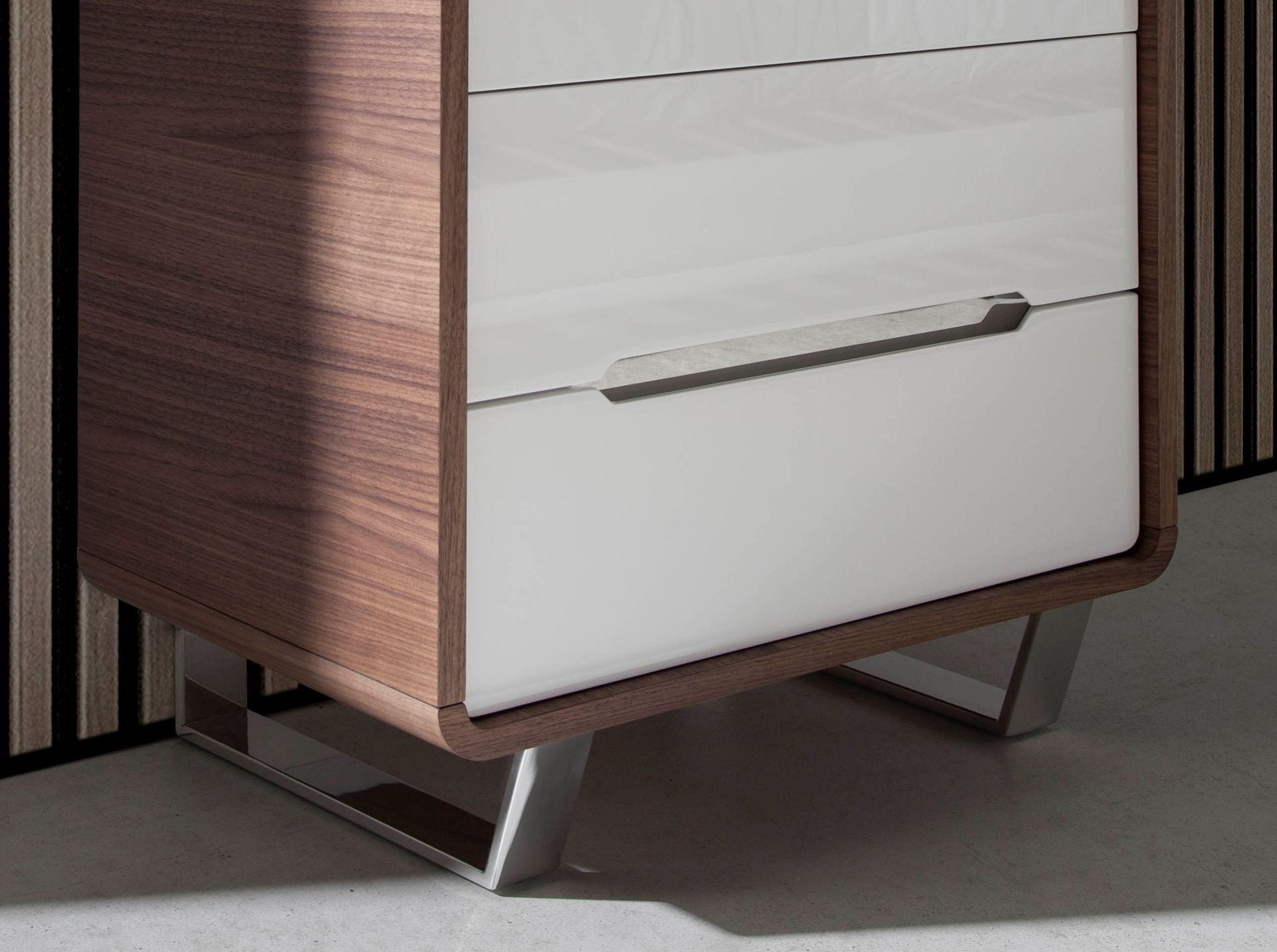 Chiffoniera in legno bianco, noce e acciaio cromato