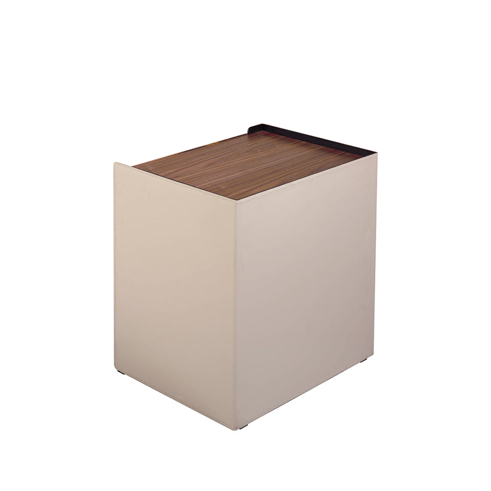 Comodino 50x38x51 cm in legno di noce e pelle riciclata