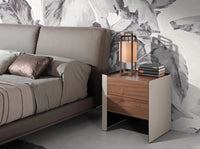 Comodino 50x38x51 cm in legno di noce e pelle riciclata